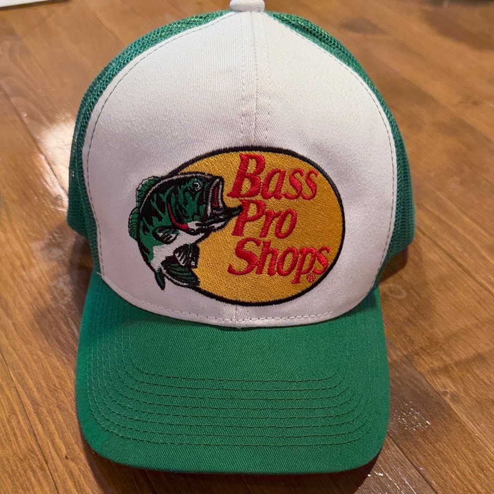 Bass Pro Shops Mesh Trucker Snapback Hat Embroidered Logo EUC Green & White